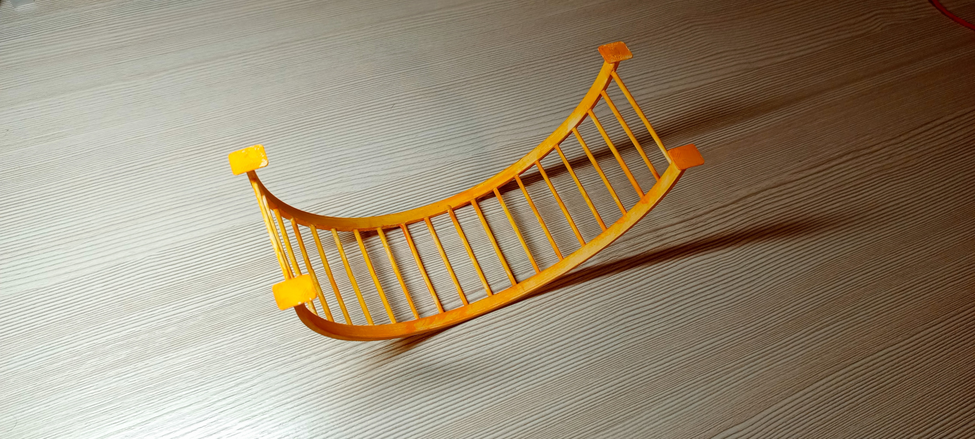 photo 2 semicircular climbing frame in the yard